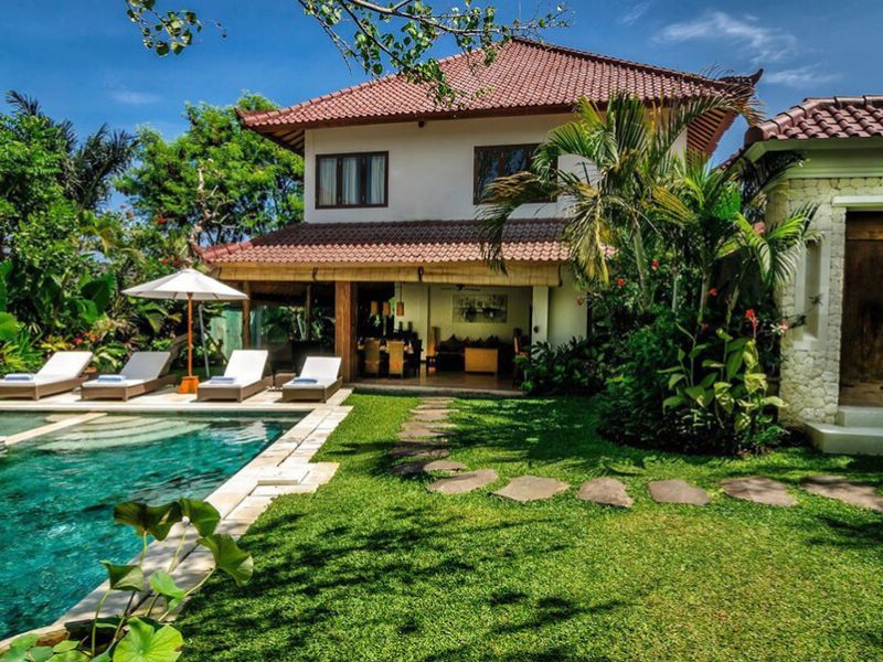 Nhà biệt thự 2 tầng có bể bơi và sân vườn