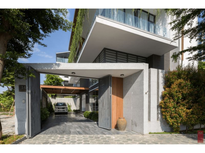 Kiến trúc sân vườn trong ngôi nhà 2 tầng xây dựng trên nền đất méo