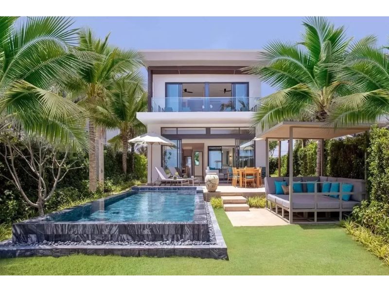 Biệt thự 2 tầng hiện đại có bể bơi mini trước nhà